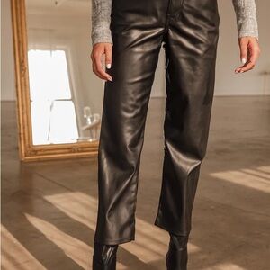 Levi’s ribcage straight leg faux leather pants 25”